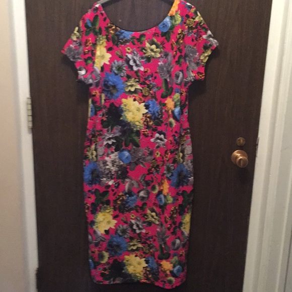 status array Dresses & Skirts - New floral body-con dress (Runs Small)